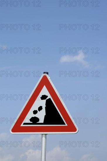 Warning sign Caution: falling rocks