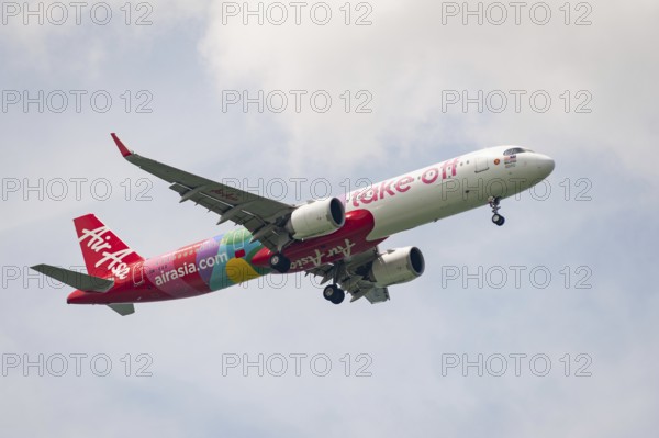 15.07.2023, Singapore, Republic of Singapore, Asia, An AirAsia Malaysia passenger aircraft of the