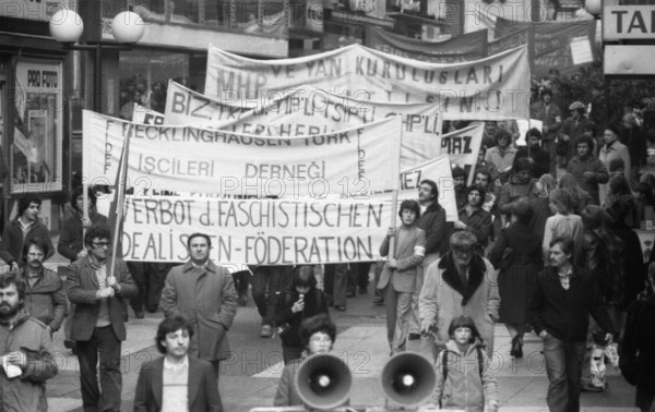 A ban on the Turkish right-wing organisation Graue Woelfe and the NPD was demanded by predominantly