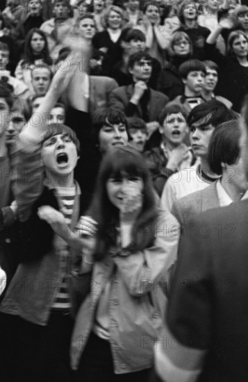On their lightning tour, here in Essen on 25. 6. 1966 in the Gruga, the Beat group The Beatles were