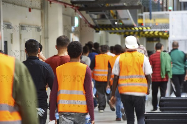 Staff shift change, men and woman leave the hall, Amazon Logistik Winsen GmbH, 21423 Winsen, Luhe,