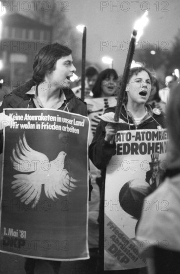 A torchlight procession for disarmament and against nuclear missiles moved to the Ministry of