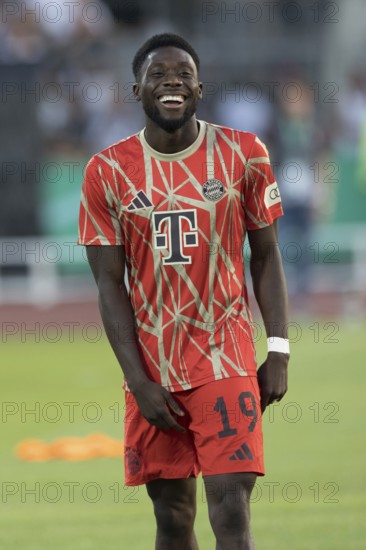 Football match, Alphonso Boyle DAVIES FC Bayern Munich in front of the match laughing during