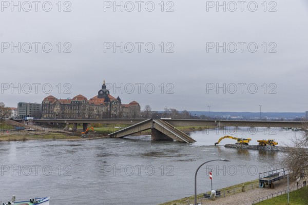 After the partial collapse of the Carola Bridge, the demolition work is moved to the new side of