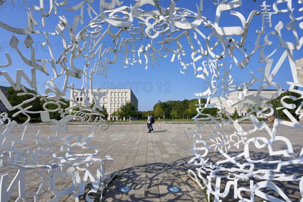 View from the Body of Knowledge onto the Westend campus, sculpture by Jaume Plensa, Theodor W.