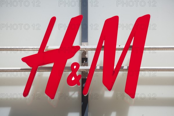 Logo, H&M, Hennes & Mauritz, clothing shop, fashion, Germany, Europe