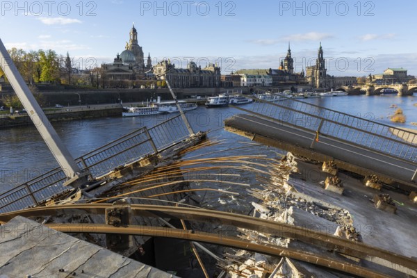 Partial collapse of the Carola Bridge. Over a length of around 100 metres, the section on which the