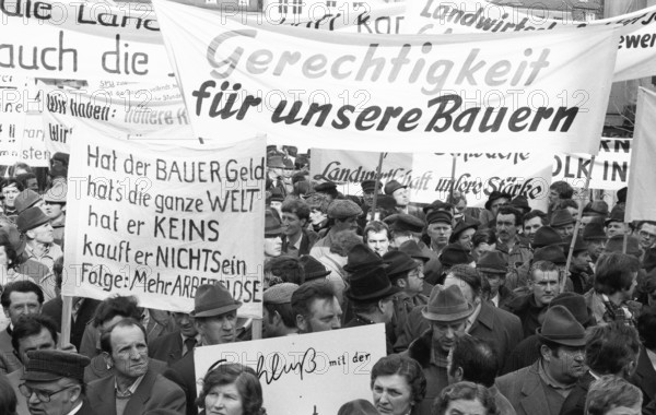 25, 000 farmers protest on Bonn's market square, 27.03.1981, Germany, Europe