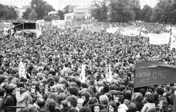 More than 300, 000 people attended the largest peace demonstration in Germany to date in Bonn's