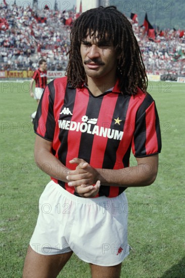 Football match, Dutch international Ruud GULLIT AC Milan in front of the match on the pitch,