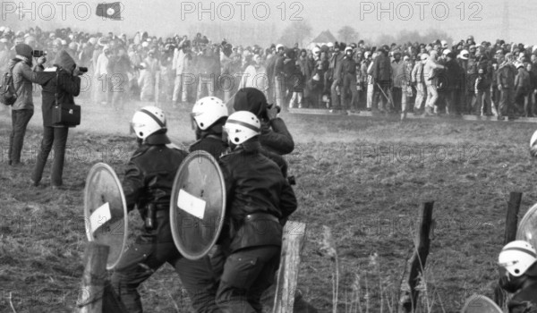About 100, 000 demonstrators, peaceful and violent, came to Brokdorf in the district of Steinburg