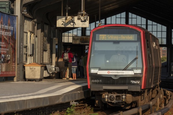 Underground, Hamburger Verkehrsverbund HVV, local transport, train of the underground line U3 at