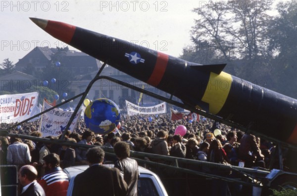 Bonn. Hofgarten. 400-000 at peace movement rally on 22. 10. 1983