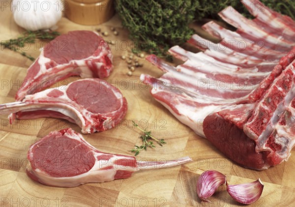 LAMB CHOP WITH GARLIC AND THYME