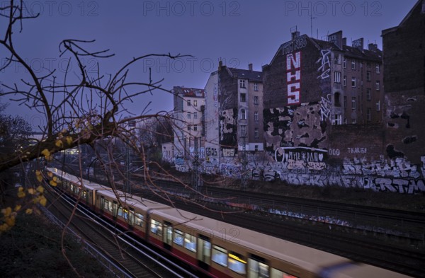 Germany, Berlin, 28.12.2024, Ringbahn trench of the S-Bahn, rear building gable Kopenhagener