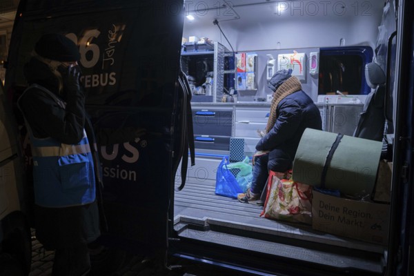 Germany, Berlin, 25.12.2021, cold bus of the Berlin City Mission, homeless woman, City Mission