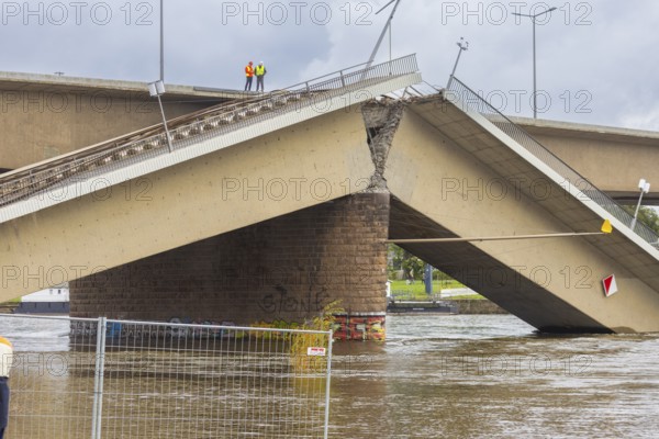 A section of the Carola Bridge has collapsed. Over a length of around 100 metres, the section on