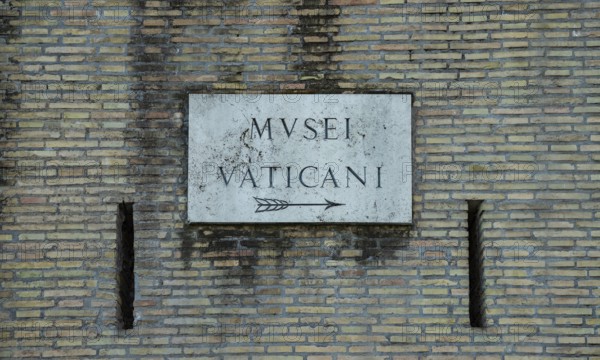 A picture of an old plaque to the Vatican Museum