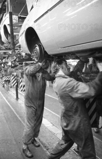Production on the bodies of Opel AG vehicles in Plant I on 09.12.1975 in Bochum, Germany, Europe
