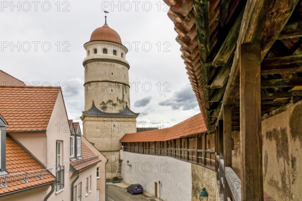 Deininger Tor and Nördlingen covered city wall in the old town, Nördlingen, Swabia, Bavaria,