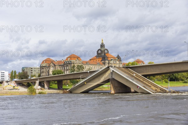 After the collapse of parts of the Carola Bridge, demolition work began on the Old Town side. The