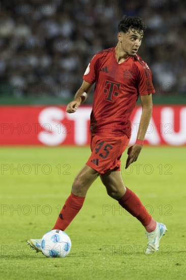 Aleksandar PAVLOVIC FC Bayern Munich on the ball and looking towards his team-mates