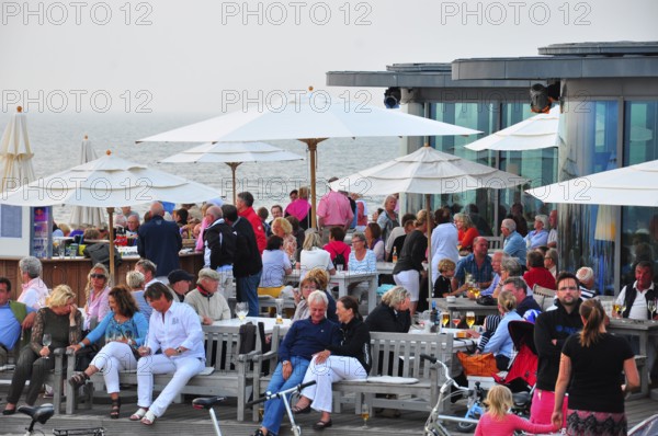 Summer, holiday, North Sea, beach promenade, tourists, beach bar, milk bar, East Frisia, Norderney,