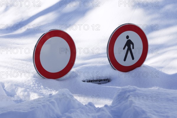 Warning signs, danger of avalanches, Penserjoch ridge, Sterzing, province of Alto Adige, Italy,