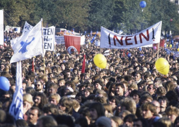 Bonn. Peace movement in Bonn's Hofgarten. ca-1982-4-