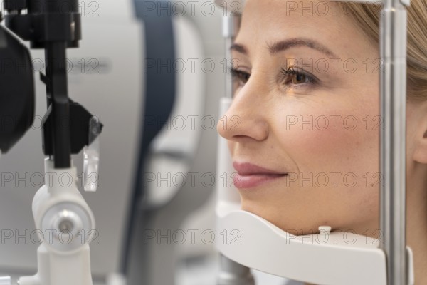 Woman eyes consult 3