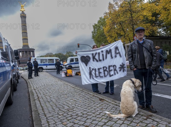Germany, Berlin, 28 October 2023, Lieben Klima Kleber, Victory Column, Hundi, Europe