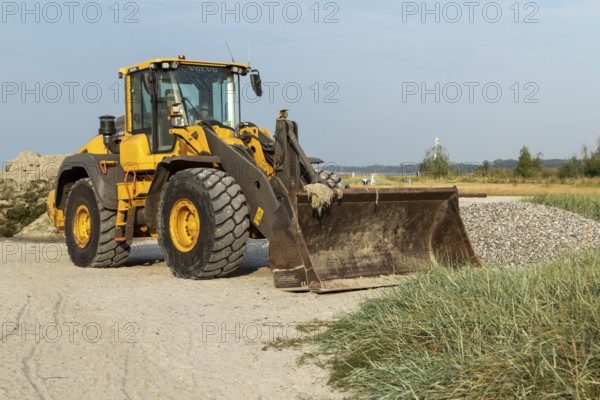 Coastal defence, wheel loader on the sandy beach on the Priwall, seaside resort of Travemünde,