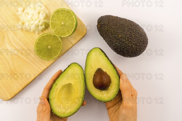 Avocado cut with a lime and onion. Recipe to prepare a nice guacamole