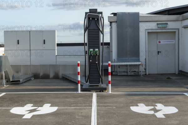 Mobility, e-charging Hamburg, charging station, charging station for electric vehicles on the car