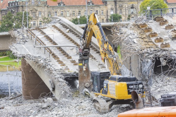 After the collapse of parts of the Carola Bridge, demolition work began on the Old Town side. The