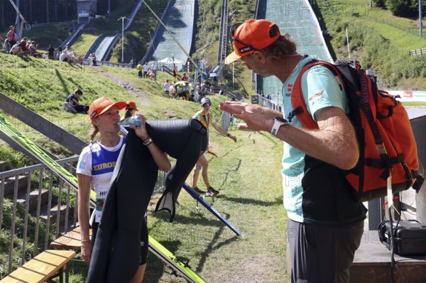 Katharina Althaus (SC Oberstdorf) in conversation with woman's national coach Heinz Kuttin at the