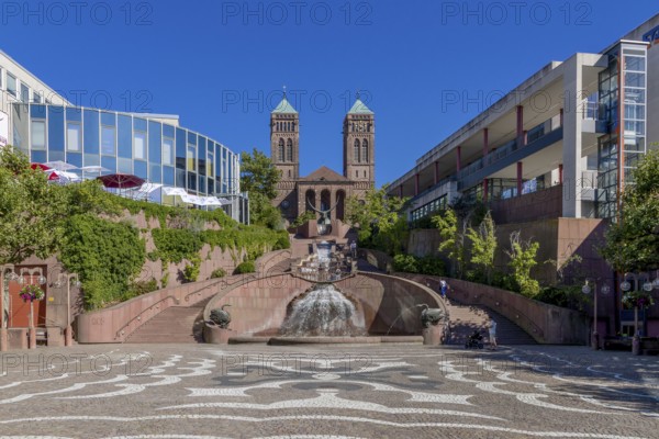 The town's landmark is the castle fountain (sculptor Gernot Rumpf) with its castle steps on