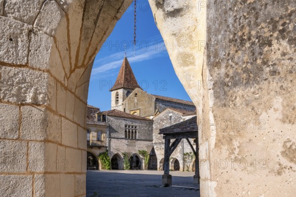 Die Place des Cornieres ist der zentrale Stadtplatz der Bastide Monpazier, Departement Dordogne,