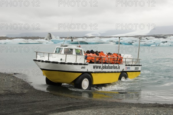 Amphibious vehicle, Jökulsarlon, glacial lake Jokulsarlon, Breidamerkurjökull glacier, Iceland,
