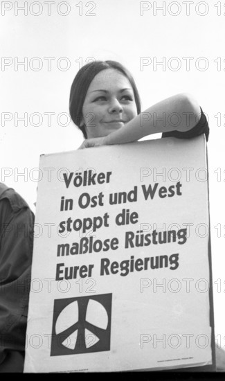 The 1964 Easter March led by the Campaign for Disarmament, here in Bremen on 29. 3. 1964, was