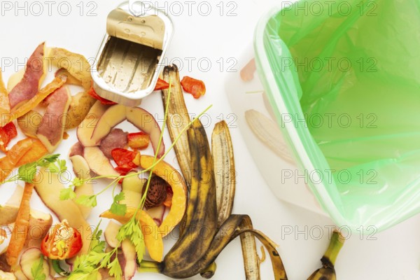 Arrangement leftover wasted food bin