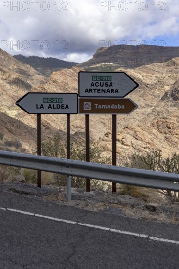 Signpost on the mountain road GC-210, Barranco de la Aldea de San Nicolas, Central Mountains, Gran