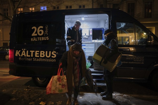 Germany, Berlin, 25.12.2021, cold bus of the Berlin City Mission, homeless woman is brought to an