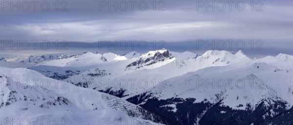 View over Jakobshorn and Landwassertal to Mederger Flue, Schafgrind and Schwarzhorn, on the right