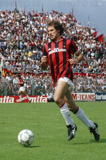 Football match, captain Franco BARESI AC Milan running with the ball to the left, in the background