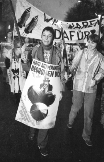 A torchlight procession for disarmament and against nuclear missiles moved to the Ministry of