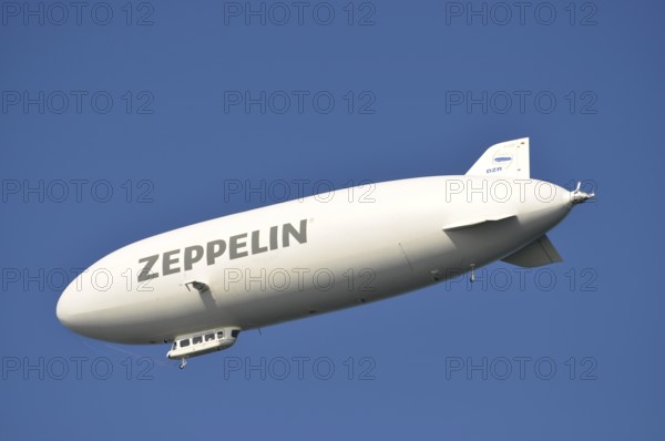 On Lake Constance, Zeppelin in flight