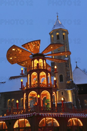 Christmas pyramid, Christmas market, Dankwarderode Castle, Brunswick, Lower Saxony, Christmas