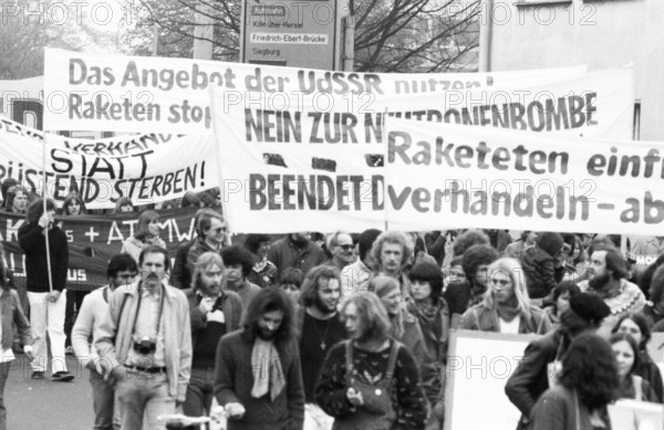 25, 000 called by the peace movement demonstrated against new nuclear missiles, neutron bomb and
