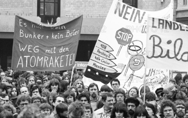 25, 000 called by the peace movement demonstrated against new nuclear missiles, neutron bomb and